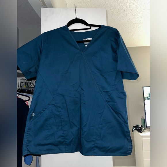 Assorted scrubs - Picture 8 of 13